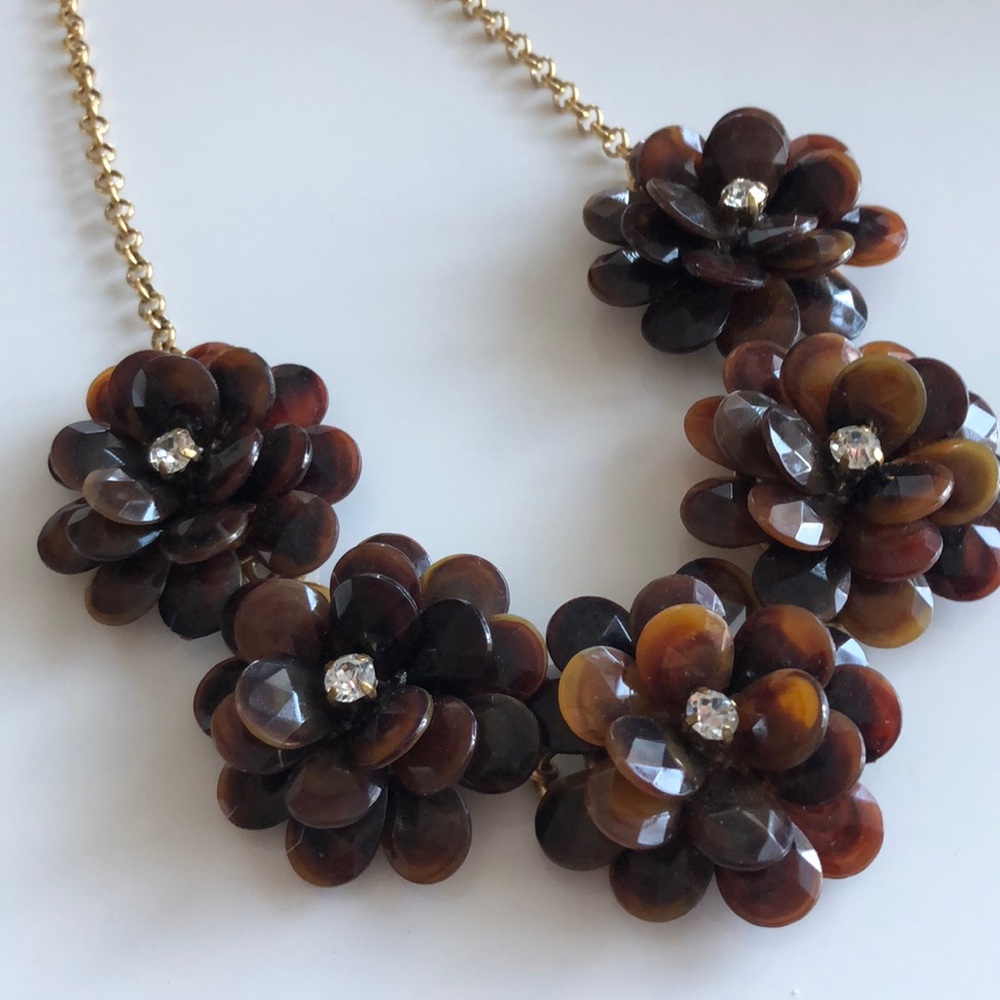 Flower tort statement necklace